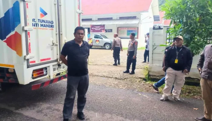 Polres Maros Kawal Distribusi Logistik Pilkada Hingga ke KPU