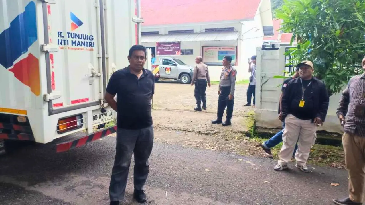 Polres Maros Kawal Distribusi Logistik Pilkada Hingga ke KPU