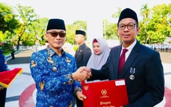 Pj Gubernur Sulsel Pimpin Upacara HUT Korpri dan Serahkan Satyalancana Karya Satya