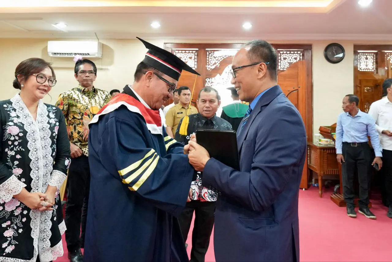 Jufri Rahman Raih Gelar Doktor dengan Predikat Cum Laude Berkat Inovasi Kepemimpinan Digital 2 Jufri Rahman Raih Gelar Doktor dengan Predikat Cum Laude Berkat Inovasi Kepemimpinan Digital