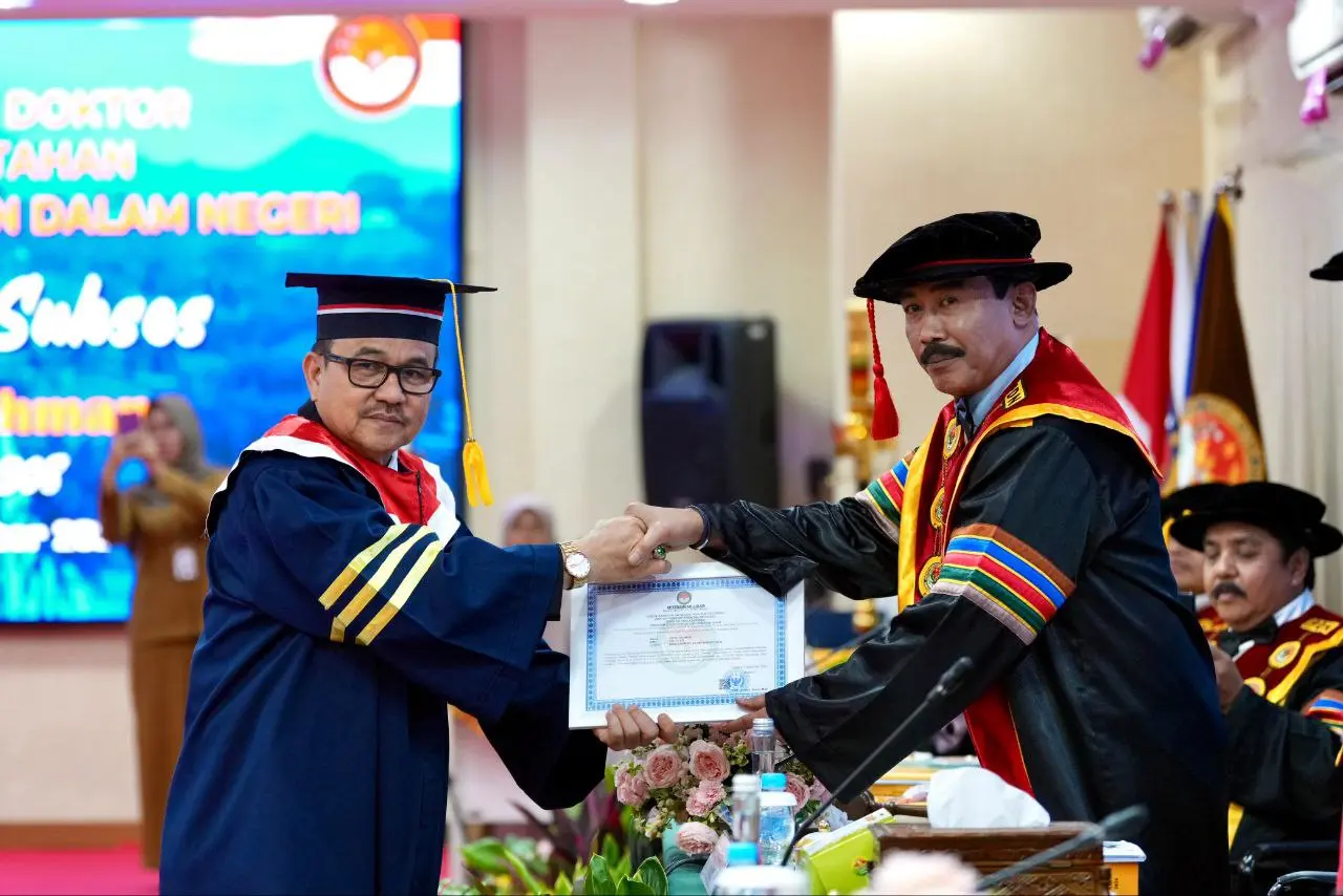 Jufri Rahman Raih Gelar Doktor dengan Predikat Cum Laude Berkat Inovasi Kepemimpinan Digital 3 Jufri Rahman Raih Gelar Doktor dengan Predikat Cum Laude Berkat Inovasi Kepemimpinan Digital