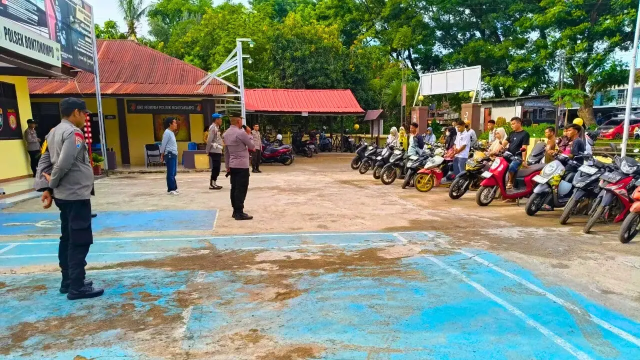 Kapolsek Bontonompo: Jangan Abaikan Helm demi Keselamatan di Jalan