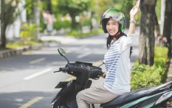 Tips Berkendara Aman dan Selamat untuk Emak-Emak dan Perempuan di Jalan Raya