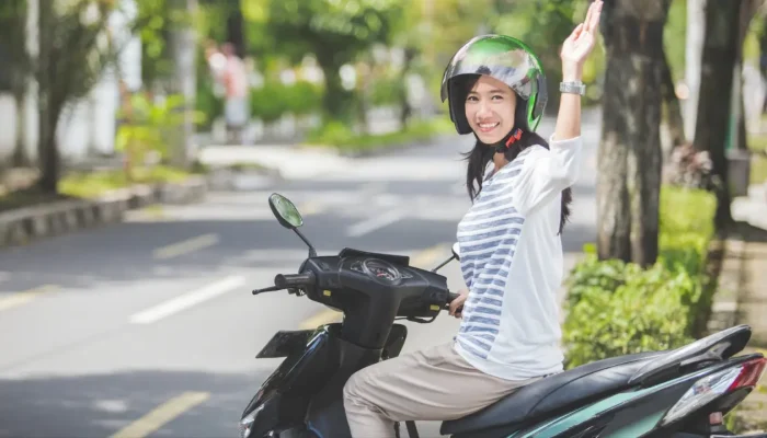 Tips Berkendara Aman dan Selamat untuk “Emak-Emak” dan Perempuan di Jalan Raya