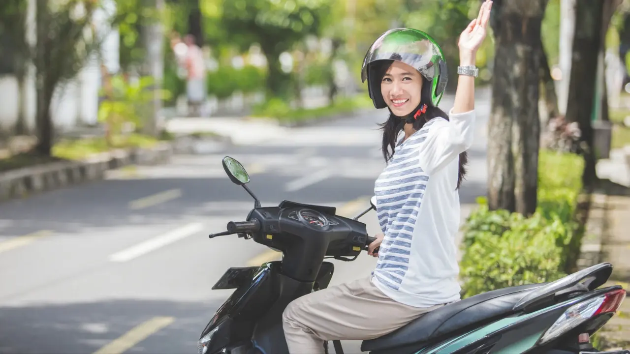 Tips Berkendara Aman dan Selamat untuk Emak-Emak dan Perempuan di Jalan Raya