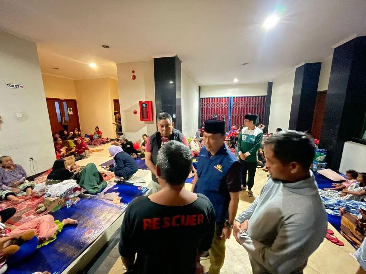 Banjir di Makassar, Prof Zudan Tinjau Pengungsi dan RS Faisal di Tengah Malam 3 Banjir di Makassar, Prof Zudan Tinjau Pengungsi dan RS Faisal di Tengah Malam