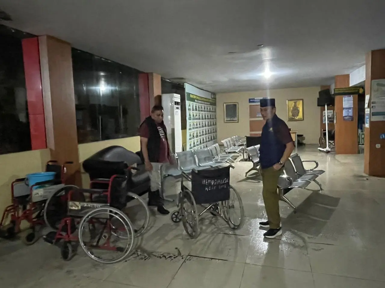 Banjir di Makassar, Prof Zudan Tinjau Pengungsi dan RS Faisal di Tengah Malam 2 Banjir di Makassar, Prof Zudan Tinjau Pengungsi dan RS Faisal di Tengah Malam