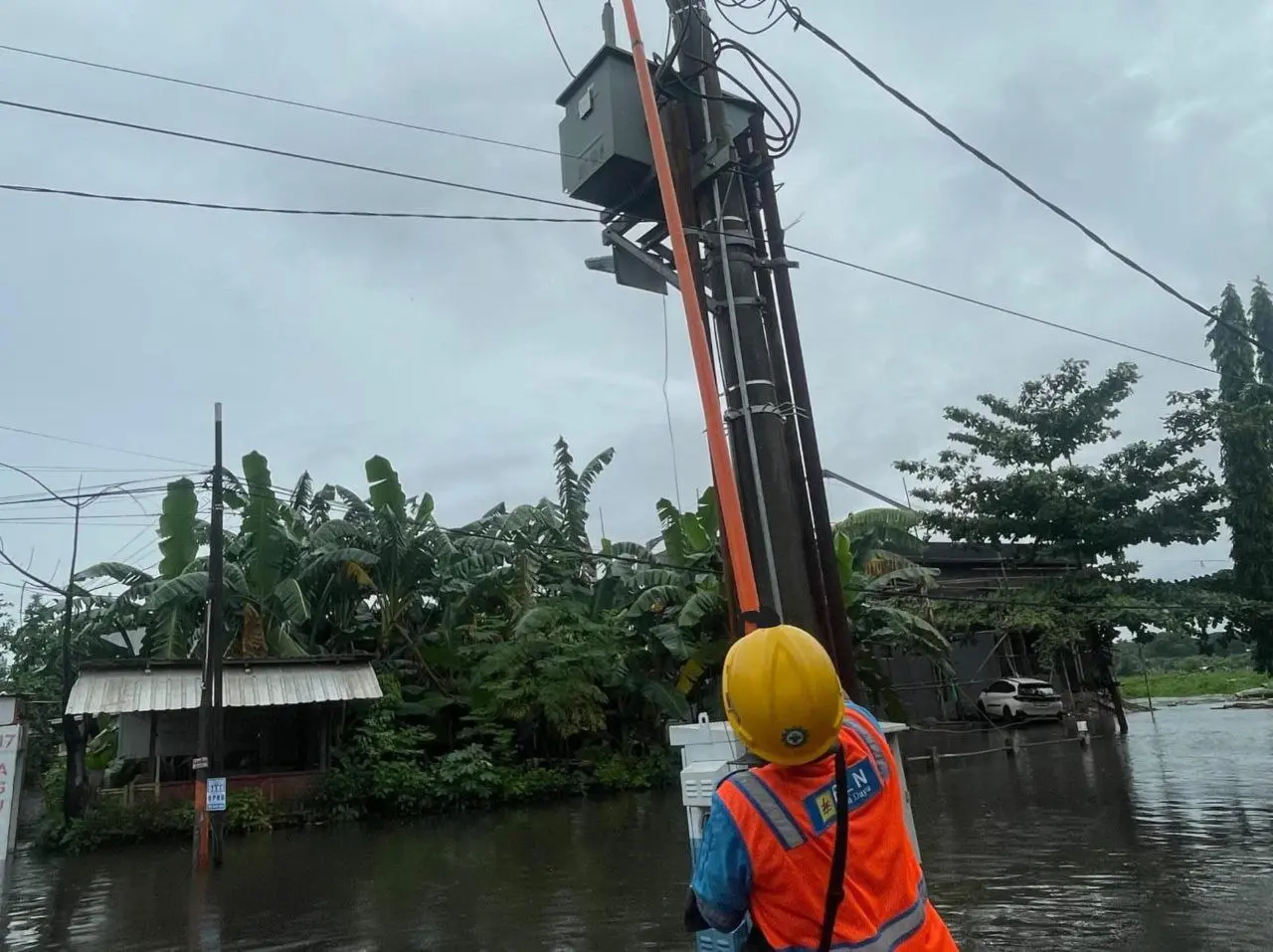 Banjir Mulai Surut, PLN Cepat Pulihkan Pasokan Listrik di Makassar 2 Banjir Mulai Surut, PLN Cepat Pulihkan Pasokan Listrik di Makassar