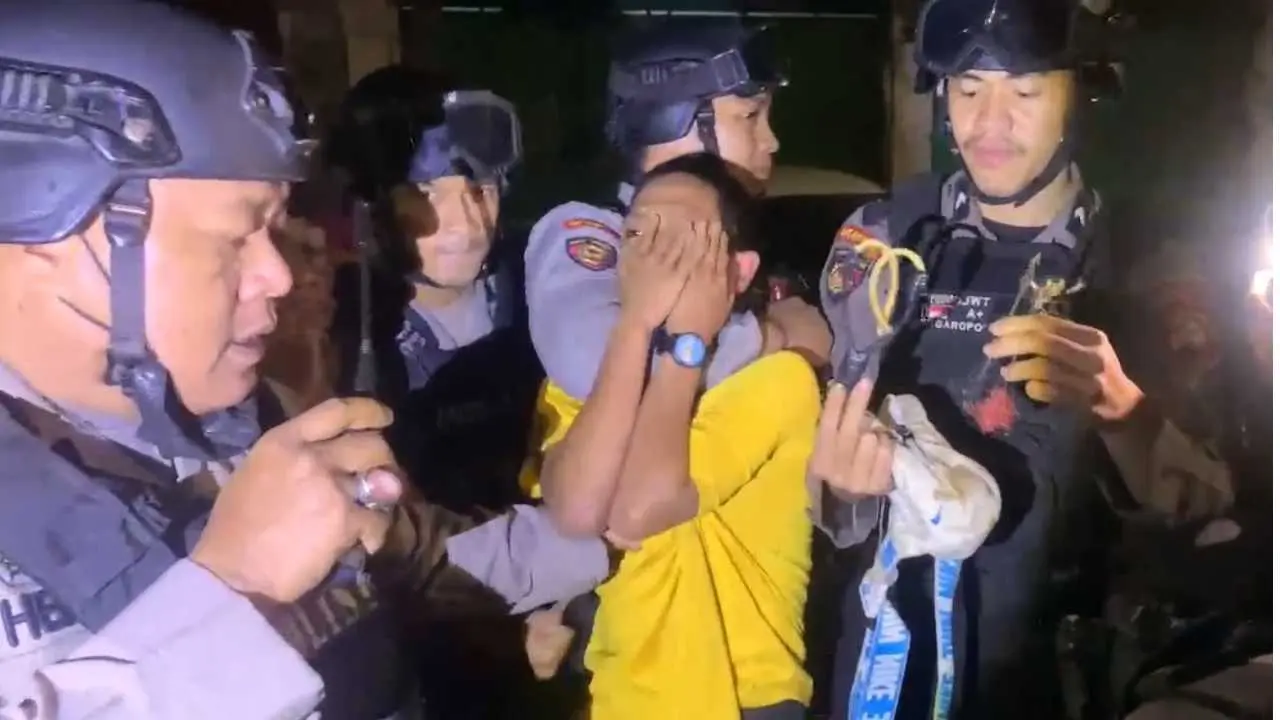 Polisi Amankan Dua Pemuda Bersenjata Busur Panah di Makassar
