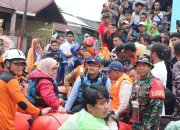 Mensos Salurkan Bantuan Rp1,2 Miliar untuk Korban Banjir Makassar