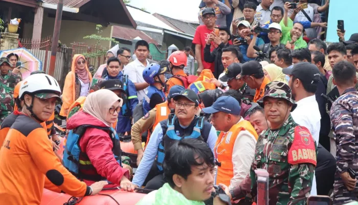 Mensos Salurkan Bantuan Rp1,2 Miliar untuk Korban Banjir Makassar