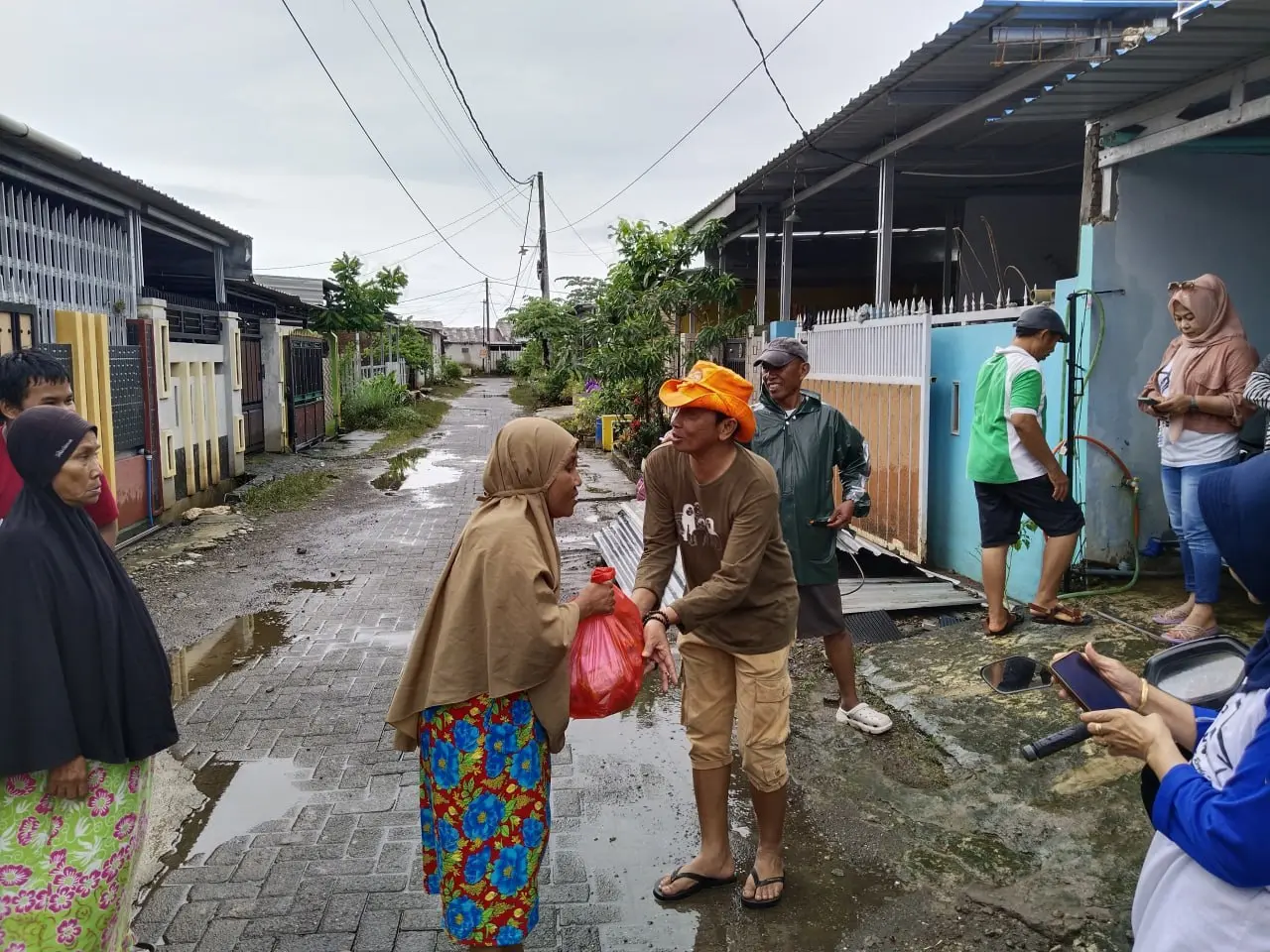 Serahkan Bantuan, Birma Peduli Ringankan Beban Korban Banjir di Manggala