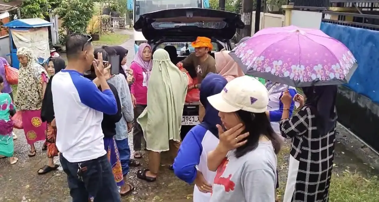Serahkan Bantuan, Birma Peduli Ringankan Beban Korban Banjir di Manggala