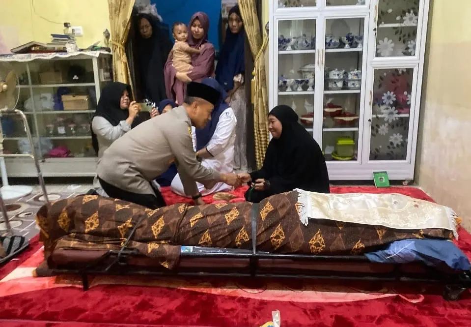 Polrestabes Makassar Berduka, Penghormatan Terakhir Iringi Kepergian Aiptu Andi Abdul Rahman 2 Polrestabes Makassar Berduka, Penghormatan Terakhir Iringi Kepergian Aiptu Andi Abdul Rahman