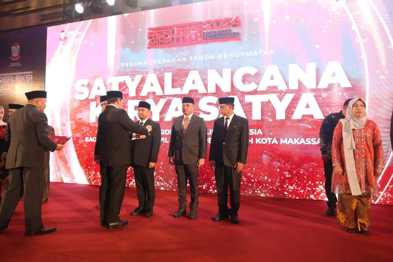 Wali Kota Danny Sematkan Tanda Kehormatan Presiden RI kepada Ratusan PNS Makassar