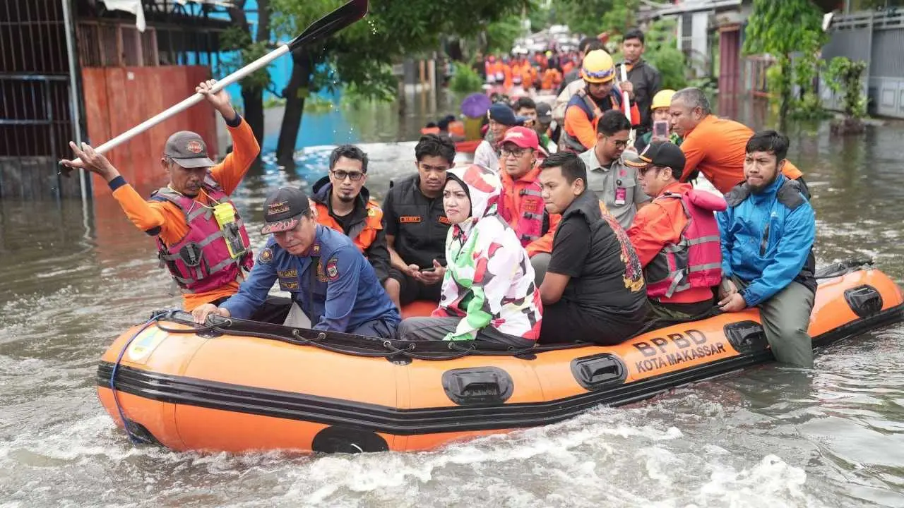 Wali Kota Makassar Instruksikan Damkarmat Tingkatkan Kewaspadaan di Tengah Banjir