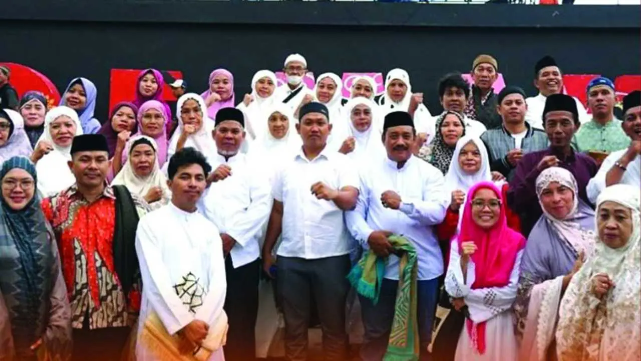 Camat Bontoala Ikuti Sholat Subuh Berjamaah di Pantai Losari