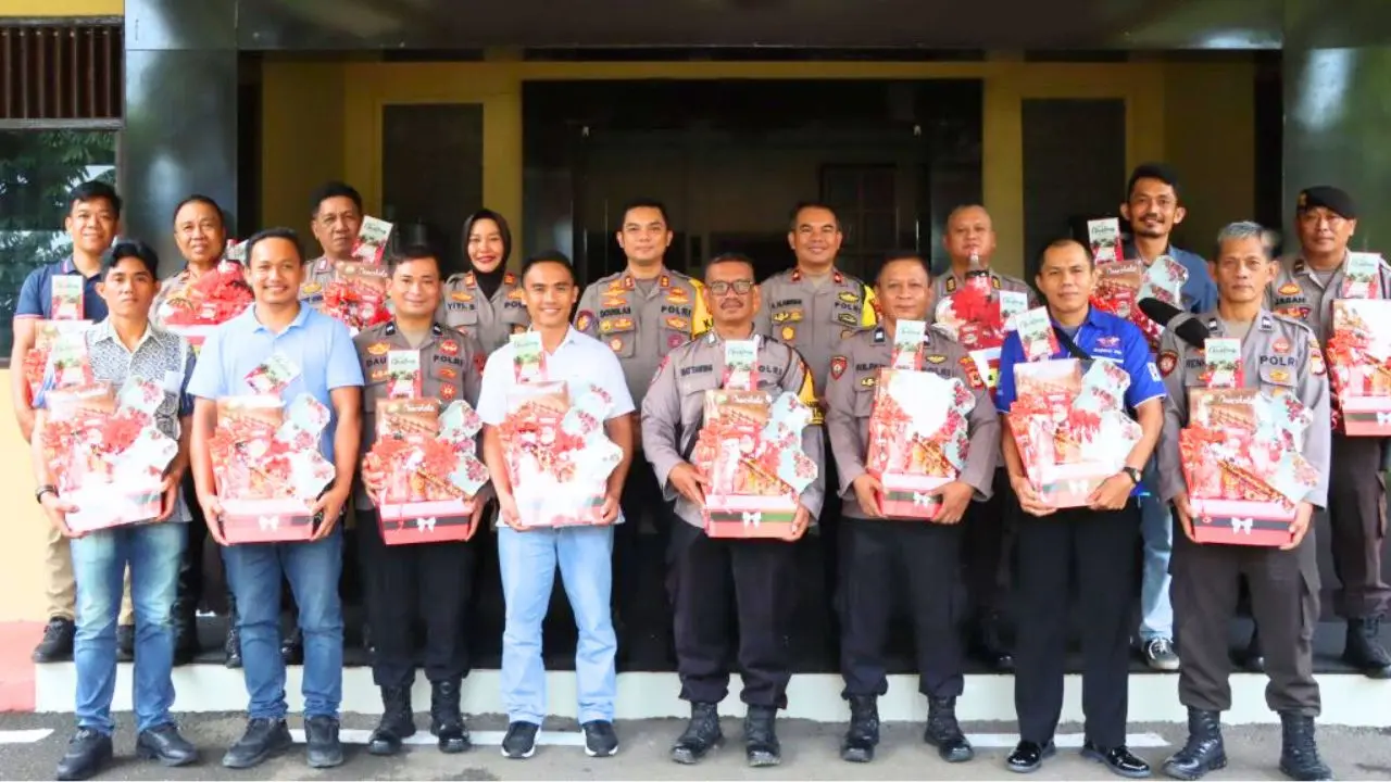 Tunjukkan Kepedulian, Kapolres Maros Bagikan Hampers Natal untuk Personel Nasrani