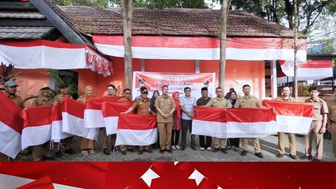 Sekcam Ujung Tanah Terima Pembagian Bendera Merah Putih dari Kesbangpol Makassar