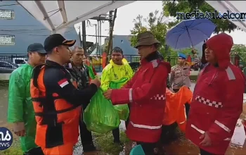 Kapolrestabes Makassar Salurkan Bantuan Bagi Korban Banjir di Manggala-Biringkanaya