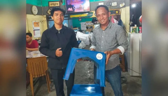 Sekcam Tallo dan Ketua MCM Serahkan Bantuan Bangku Mengaji untuk Santri