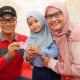 Pj Gubernur & Pj Ketua PKK Sulsel Serahkan KIA kepada Anak-Anak di Rujab