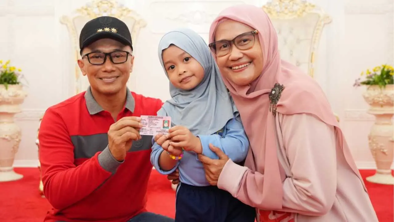 Pj Gubernur & Pj Ketua PKK Sulsel Serahkan KIA kepada Anak-Anak di Rujab