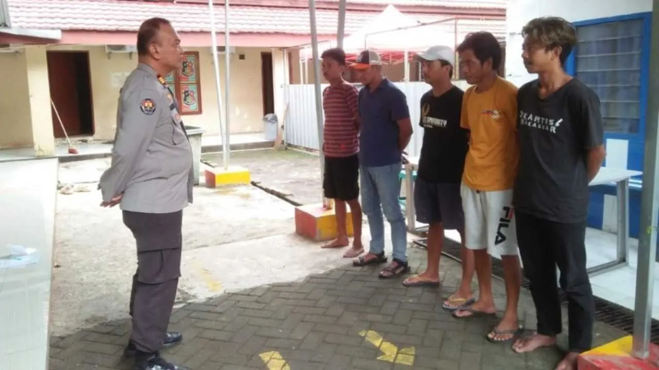 Razia Miras di Tamalanrea, Polisi Amankan 5 Pemuda dan 50 Liter Ballo 2 Razia Miras di Tamalanrea, Polisi Amankan 5 Pemuda dan 50 Liter Ballo