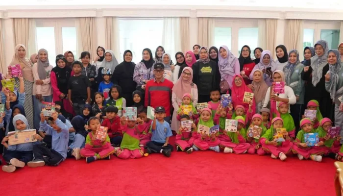 Kebersamaan Pj Gubernur dan Bunda PAUD Sulsel Warnai Minggu Ceria di Rujab