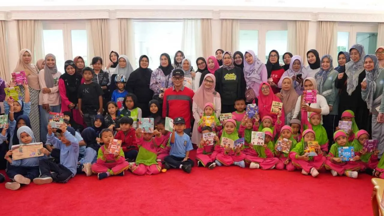 Kebersamaan Pj Gubernur dan Bunda PAUD Sulsel Warnai Minggu Ceria di Rujab