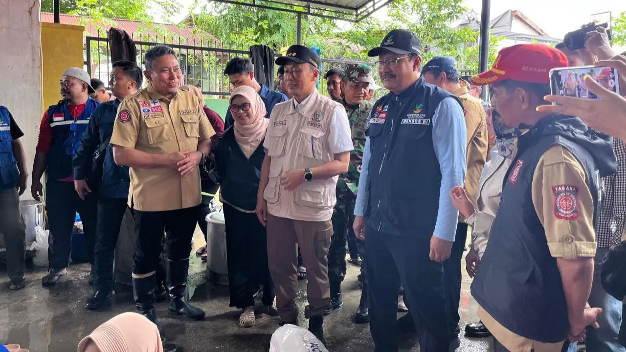 Mensos RI dan Pj Gubernur Sulsel Tinjau Langsung Dampak Banjir di Makassar 2 Mensos RI dan Pj Gubernur Sulsel Tinjau Langsung Dampak Banjir di Makassar