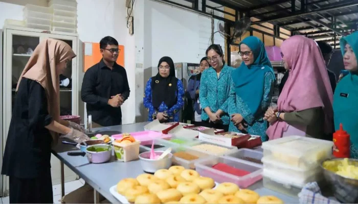 Ninuk Zudan Dukung Penyandang Disabilitas Melalui Anjangsana ke Donat Tuli “Cafe Mella”