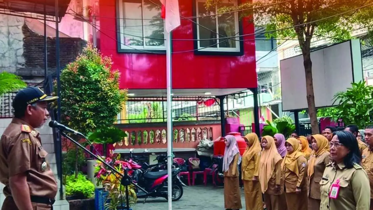 Sekcam Bontoala Tekankan Disiplin dan Kebersamaan Saat Pimpin Apel Pagi