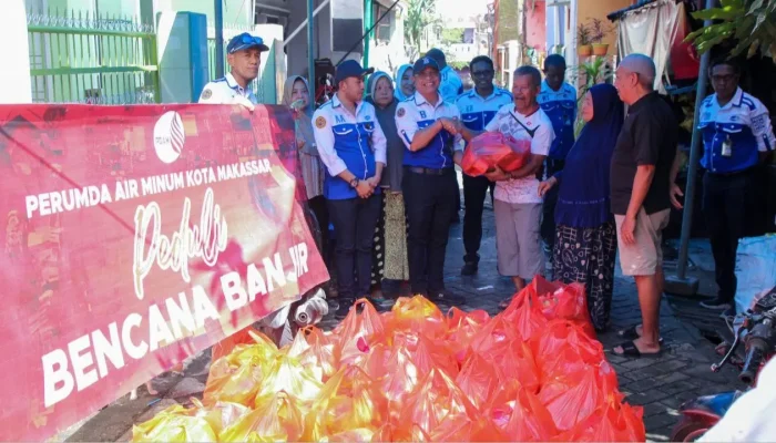 Dirut PDAM Serahkan Bantuan Sembako kepada Warga Terdampak Banjir di Makassar