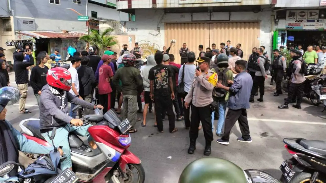 Kapolsek Bontoala Kawal Aksi Tuntut Pesangon dengan Pendekatan Humanis
