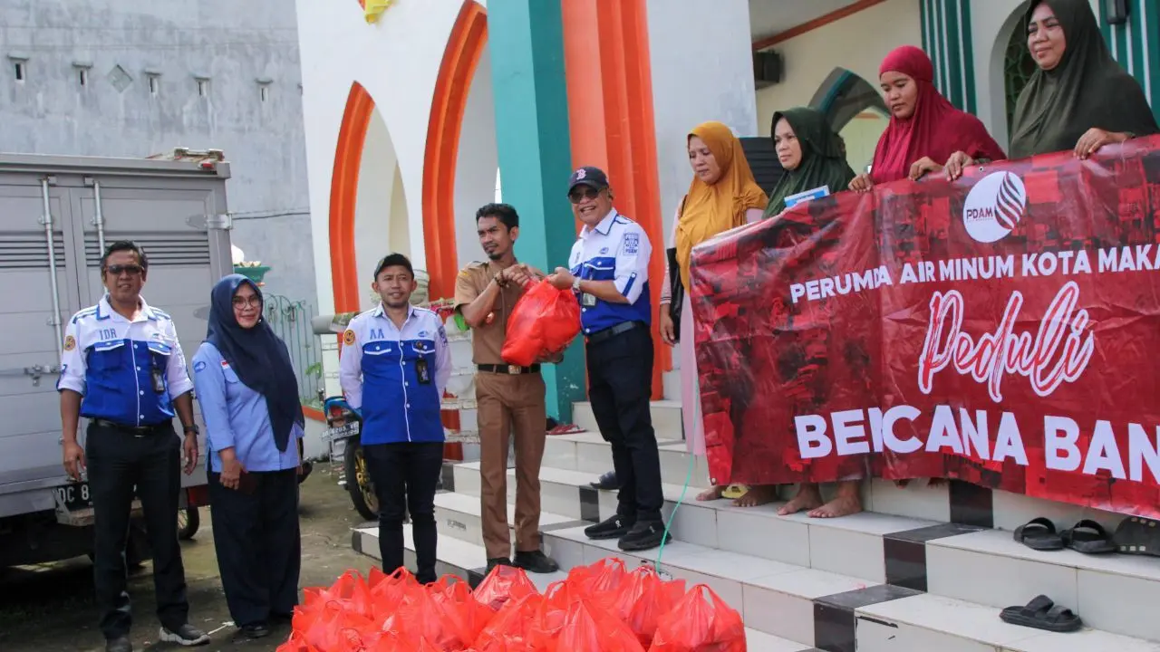 Dirut PDAM Serahkan Bantuan Sembako kepada Warga Terdampak Banjir di Makassar
