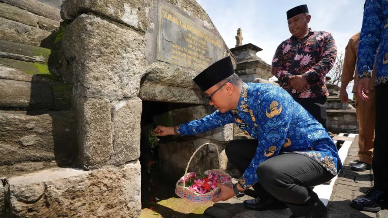 HUT Korpri, Pj Gubernur Sulsel Ziarah ke Makam Pahlawan dan Ulama
