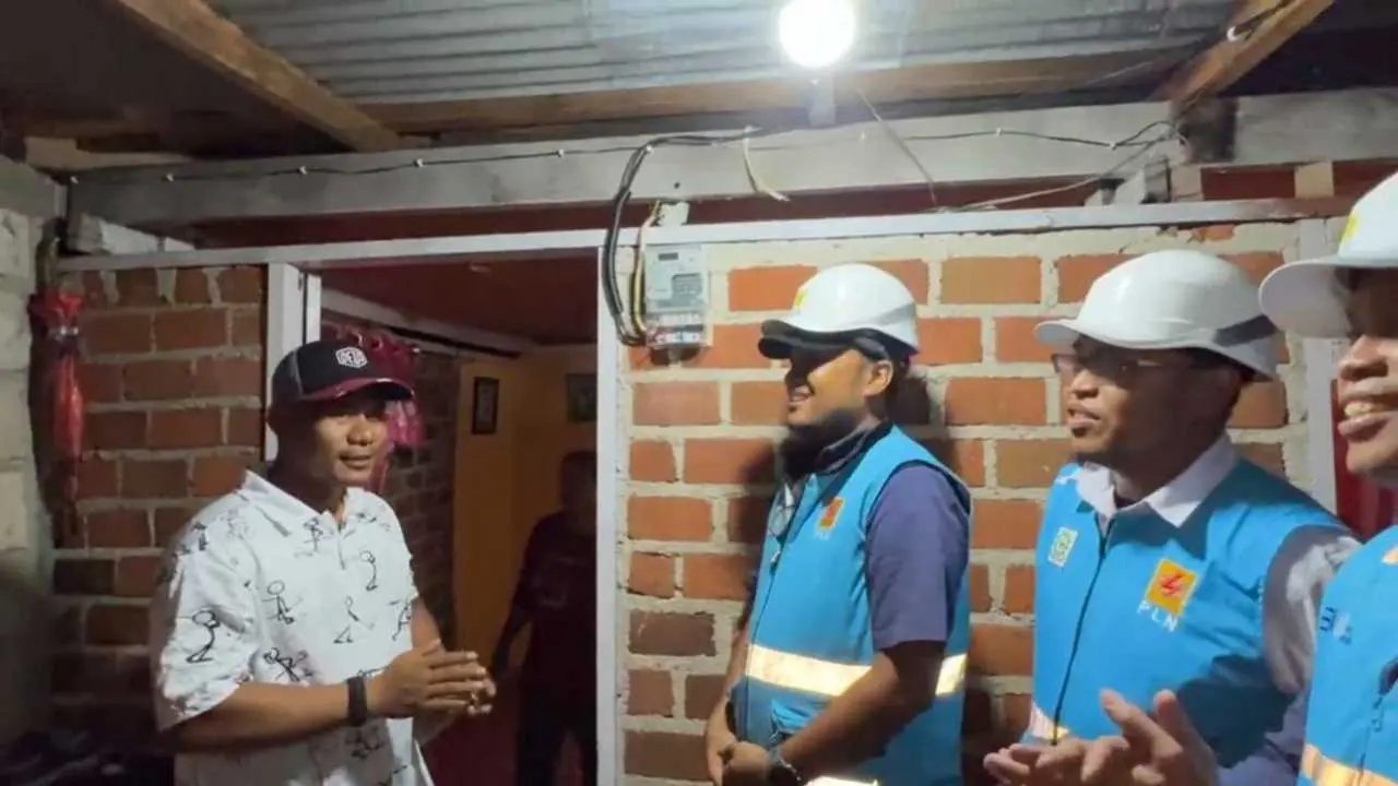 Kado Akhir Tahun yang Indah, Masyarakat Kepulauan Batu Atas Kini Nikmati Listrik dari PLN