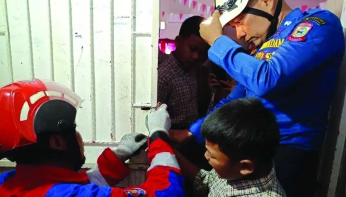 Siswa SMPN 6 Makassar Dievakuasi Tim Damkarmat Setelah Jarinya Terjebak di Lubang Kunci