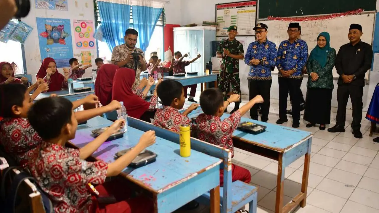 Sulsel Siap Luncurkan Program Makan Siang Bergizi Gratis di 2025 2 Sulsel Siap Luncurkan Program Makan Siang Bergizi Gratis di 2025