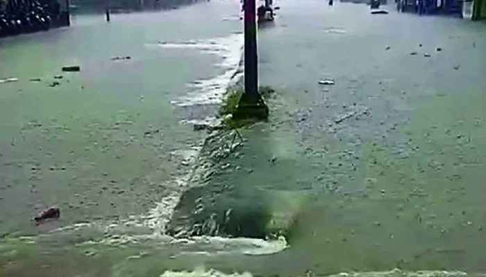 Banjir Menerjang Barru, Jalur Poros Makassar-Parepare Lumpuh Total