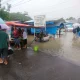 Banjir Landa Pasar Pakalu, Pedagang Terpaksa Berjualan di Pinggir Jalan