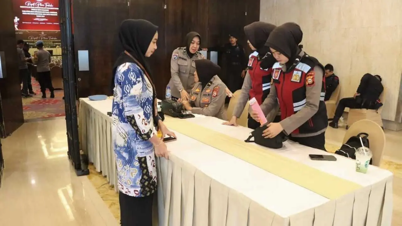 Polrestabes Makassar Amankan Rapat Pleno Rekapitulasi Hasil Suara Pilkada 2024