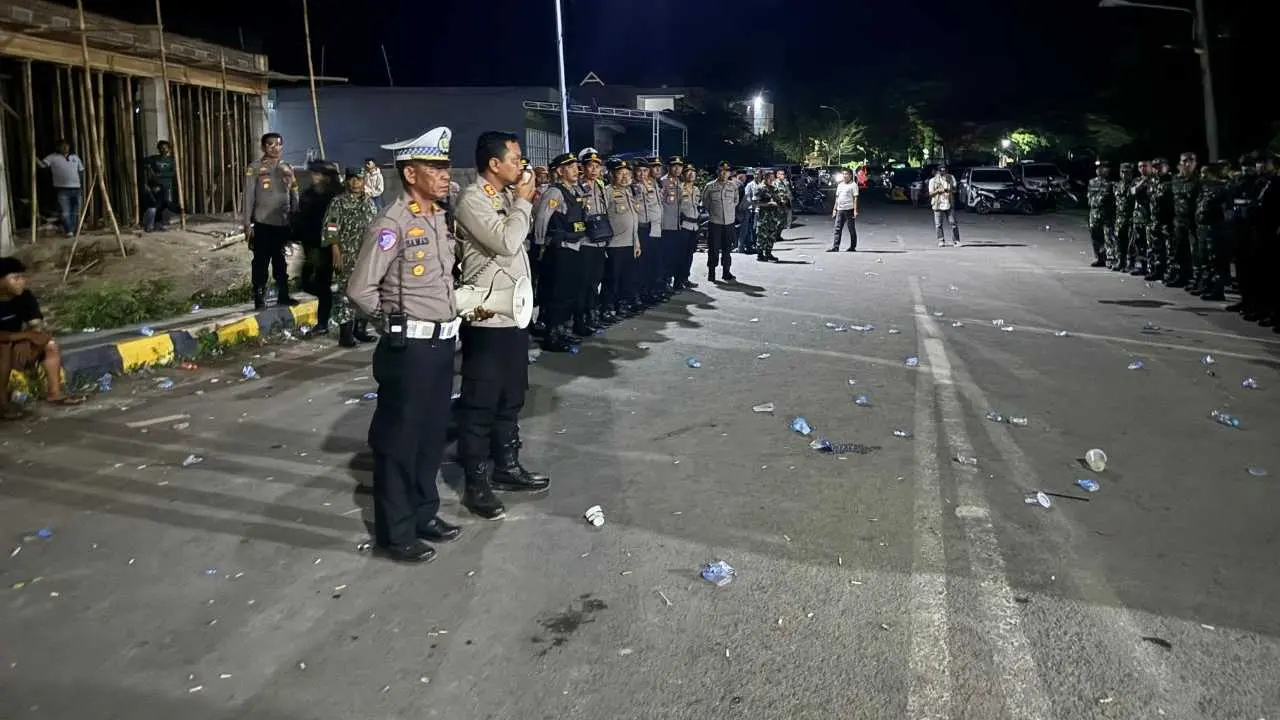 Kapolres Jeneponto Tenangkan Massa di Gudang KPU, Situasi Berangsur Kondusif
