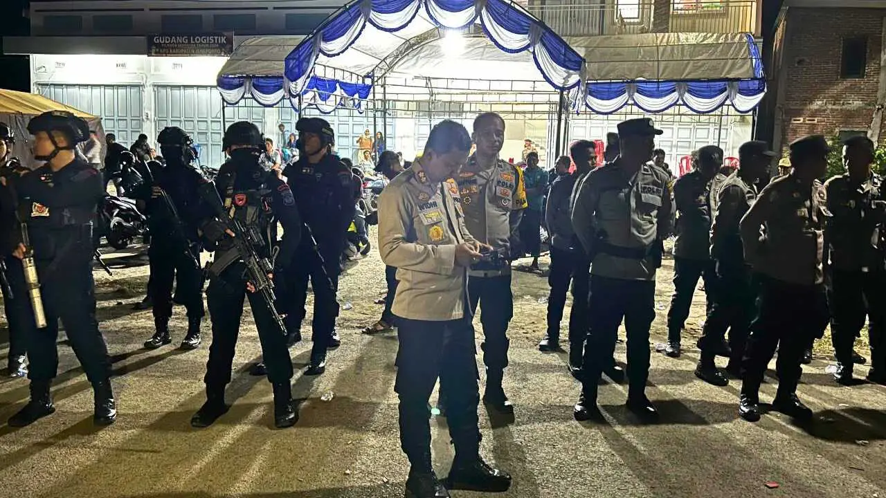 Kapolres Jeneponto Tenangkan Massa di Gudang KPU, Situasi Berangsur Kondusif 2 Kapolres Jeneponto Tenangkan Massa di Gudang KPU, Situasi Berangsur Kondusif
