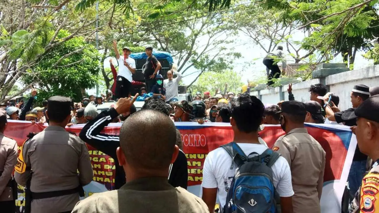 Diduga Panwascam Tidak Netral, Massa Kepung Kantor Bawaslu Jeneponto