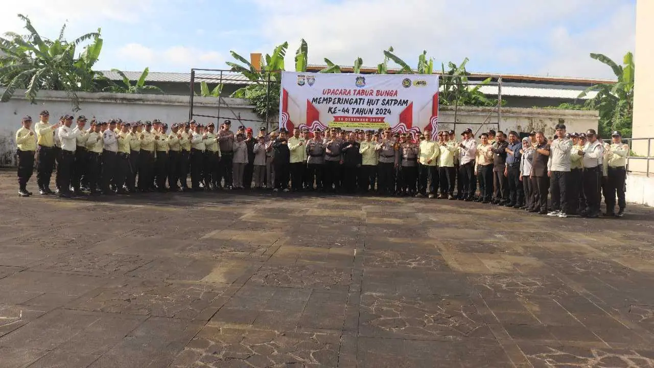 Tabur Bunga Iringi Peringatan HUT Ke-44 Satpam di Taman Makam Pahlawan Makassar 3 Tabur Bunga Iringi Peringatan HUT Ke-44 Satpam di Taman Makam Pahlawan Makassar