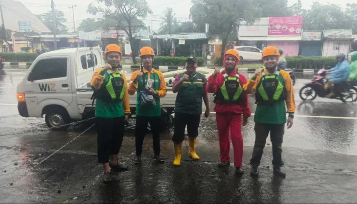 Relawan Wahdah Bantu Korban Banjir di Makassar