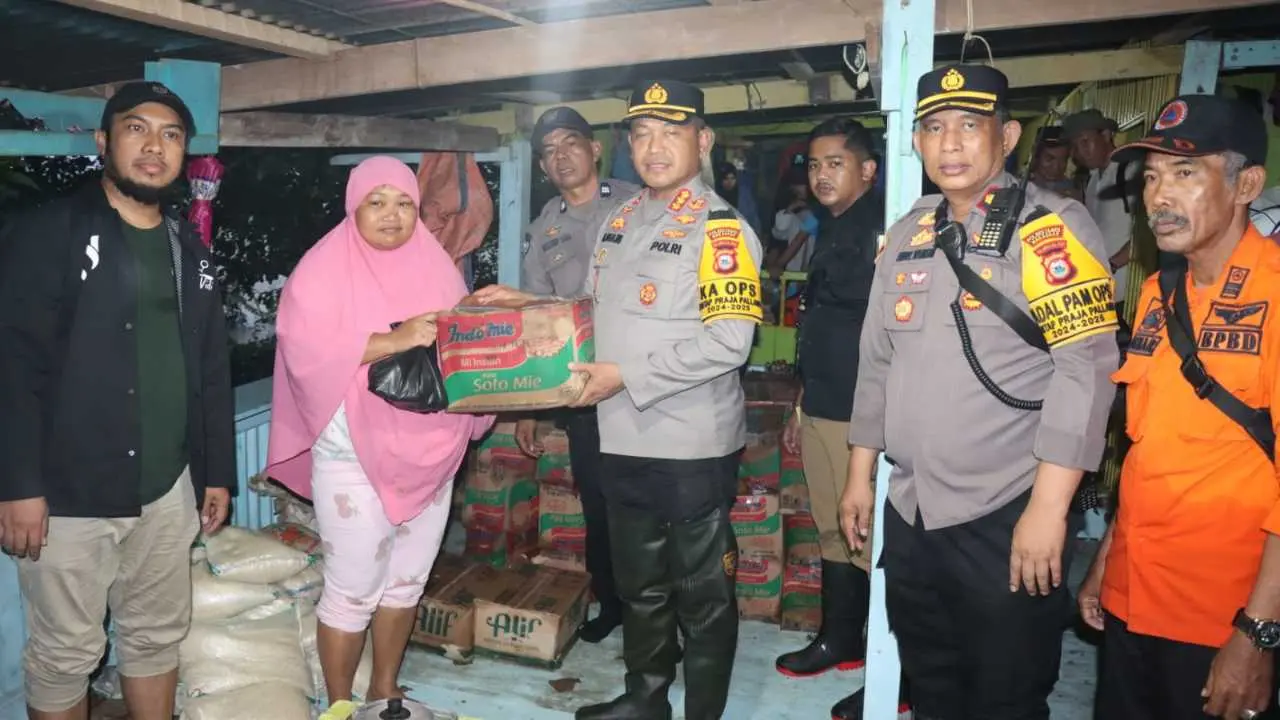 Gunakan Perahu, Kapolrestabes Makassar Terobos Banjir untuk Salurkan Bantuan di Manggala