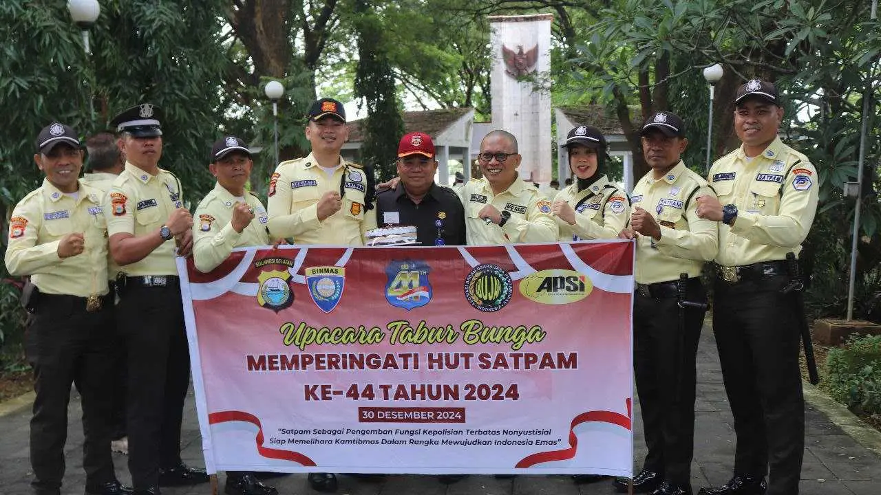 Tabur Bunga Iringi Peringatan HUT Ke-44 Satpam di Taman Makam Pahlawan Makassar